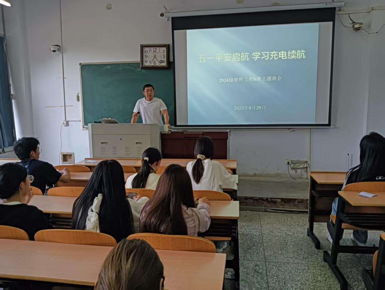 说明: 会议室里的人们AI 生成的内容可能不正确。
