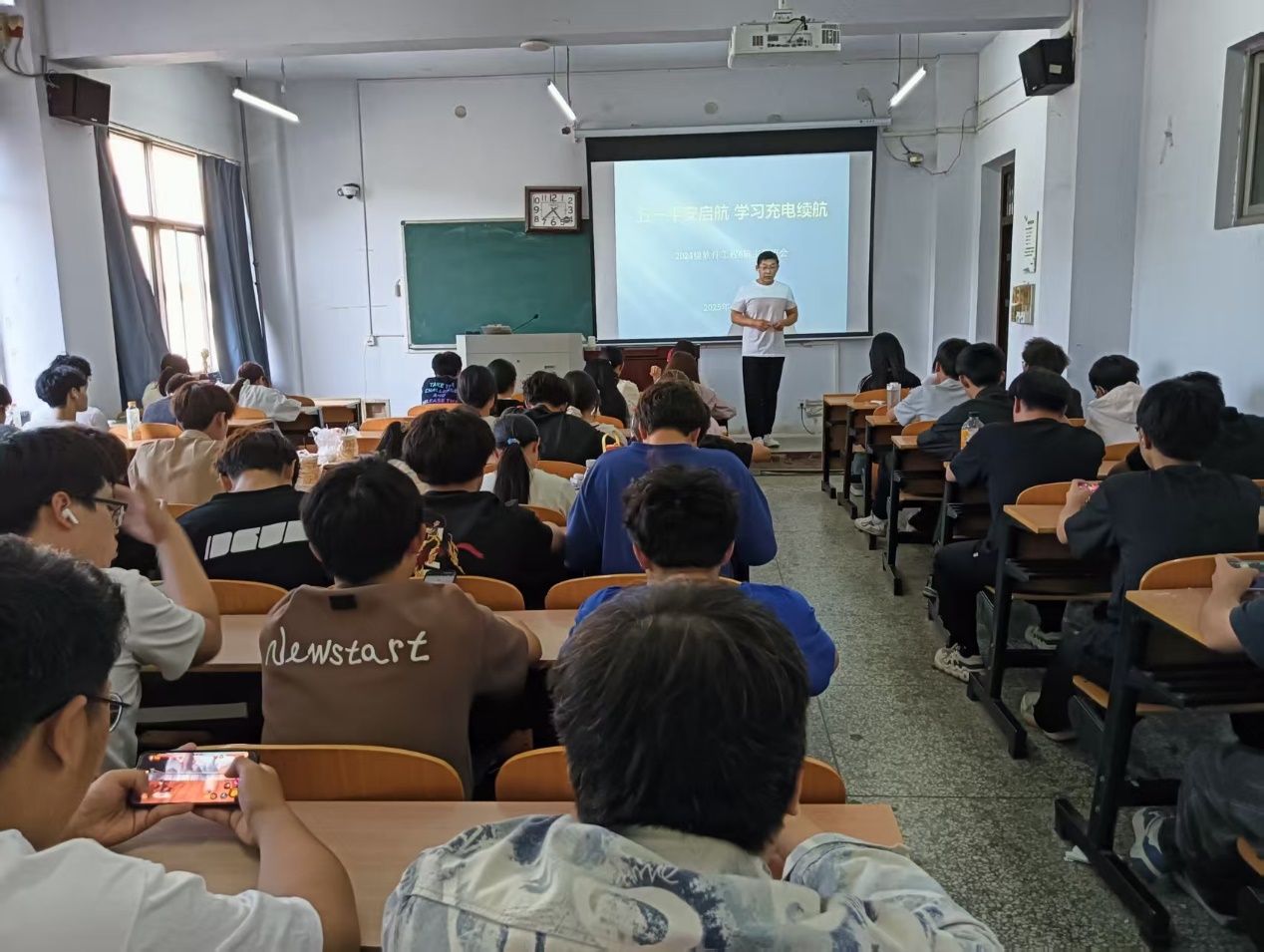 说明: 会议室里的人们AI 生成的内容可能不正确。