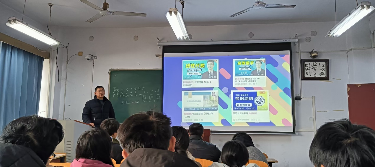 说明: 一群人在房间里的电视AI 生成的内容可能不正确。